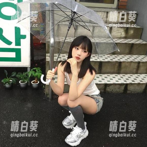 在Tiny Asa美腿的原图写真中，发现别样的女性魅力与力量.txt